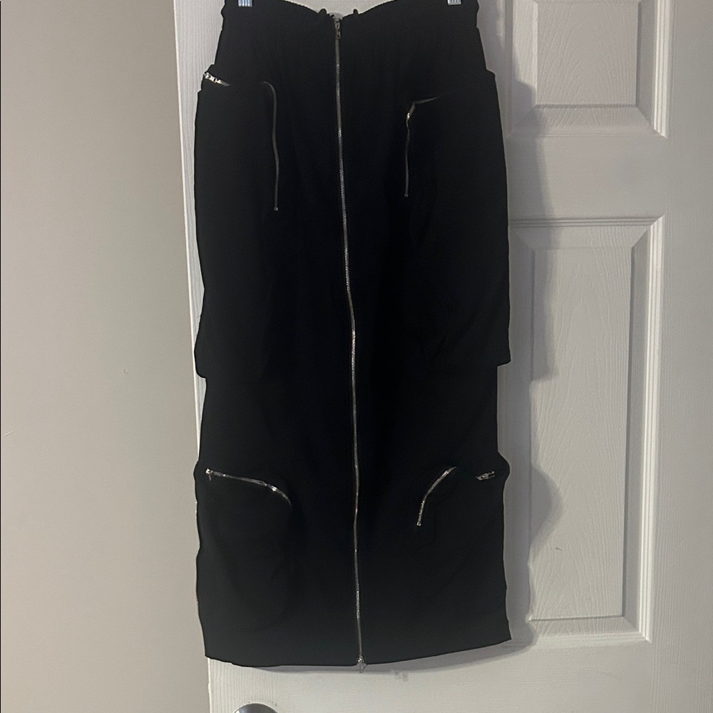 Elegant Black Zippered Skirt